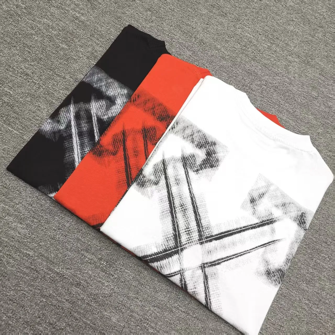 🎀Hot model pictures🎀Top tested version OFF-WHI* 25SS new printed short-sleeved, loose fit, same style as male and female couple stars American designer Virgil Abloh single-handedly founded the luxury street brand Off-White based on the pop culture of the younger generation. Walking between street culture and high-end fashion, contemporary elements are used to interpret youth culture, and fine workmanship is used to interpret trendy clothing. Photos, paintings and eye-catching graphic printing are all sources of inspiration for the designer. 32 counts of 260g double yarn pure cotton fabric, the printing uses Kornit digital direct injection technology, and the picture is clear. The white glue base ensures the firmness of the printing, and machine washing is stress-free - 1:1 original mold opening, ZP development, perfectly restored to the original version, produced by a large factory, not produced by a small factory on the market, fine wiring, top-notch craftsmanship, welcome to compare - A complete set of customized accessories for collar labels, hang tags, and washing labels - Exclusive logo packaging - No matter age, body shape or gender, it is very suitable for both men and women. All details are real photos, buy with confidence. Color: Black White Orange Size: S-XL P;120